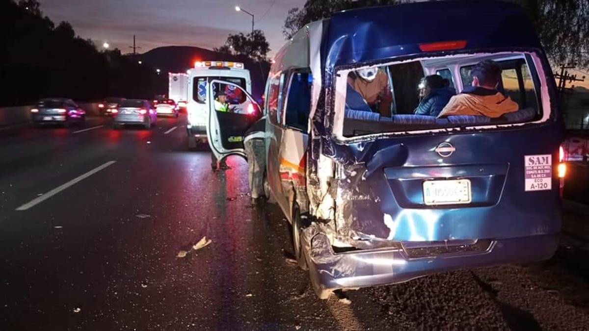 Tlalnepantla: Vuelca tráiler y casi aplasta a una combi de pasajeros; 8 lesionados