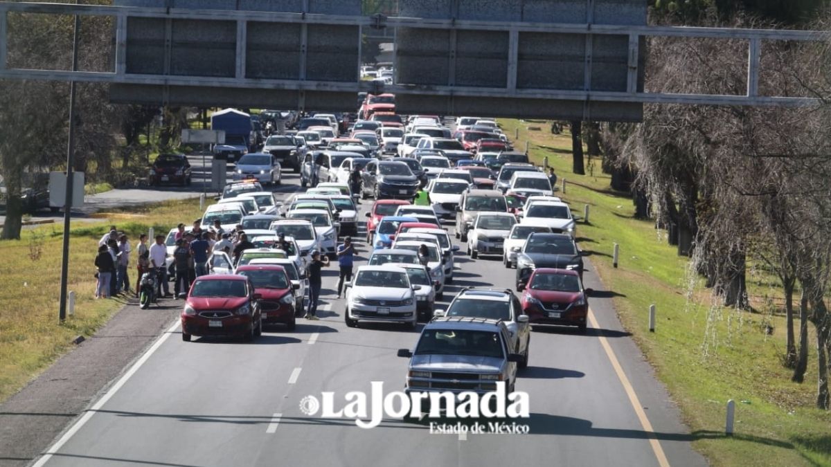 Toluca: Taxistas bloquean Paseo Tollocan, exigen justicia para Óscar (Video)