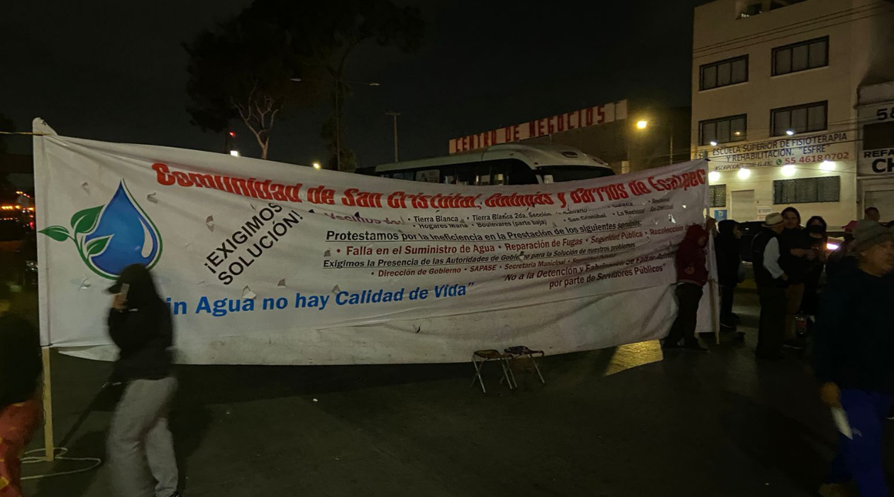 Ecatepec: Bloqueo por agua genera caos