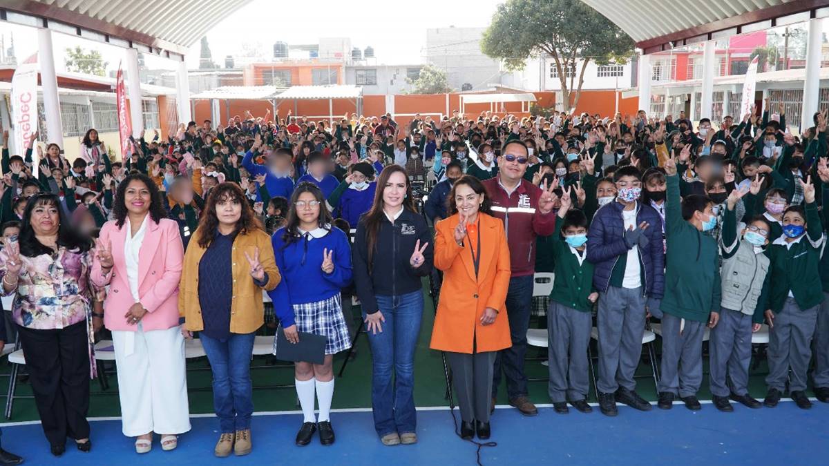 Ecatepec: Esmeralda Vallejo entrega arcotechos a escuelas públicas