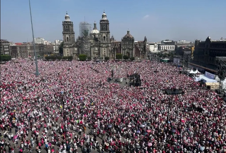 “Es como el mundo al revés”, considera AMLO sobre la marcha