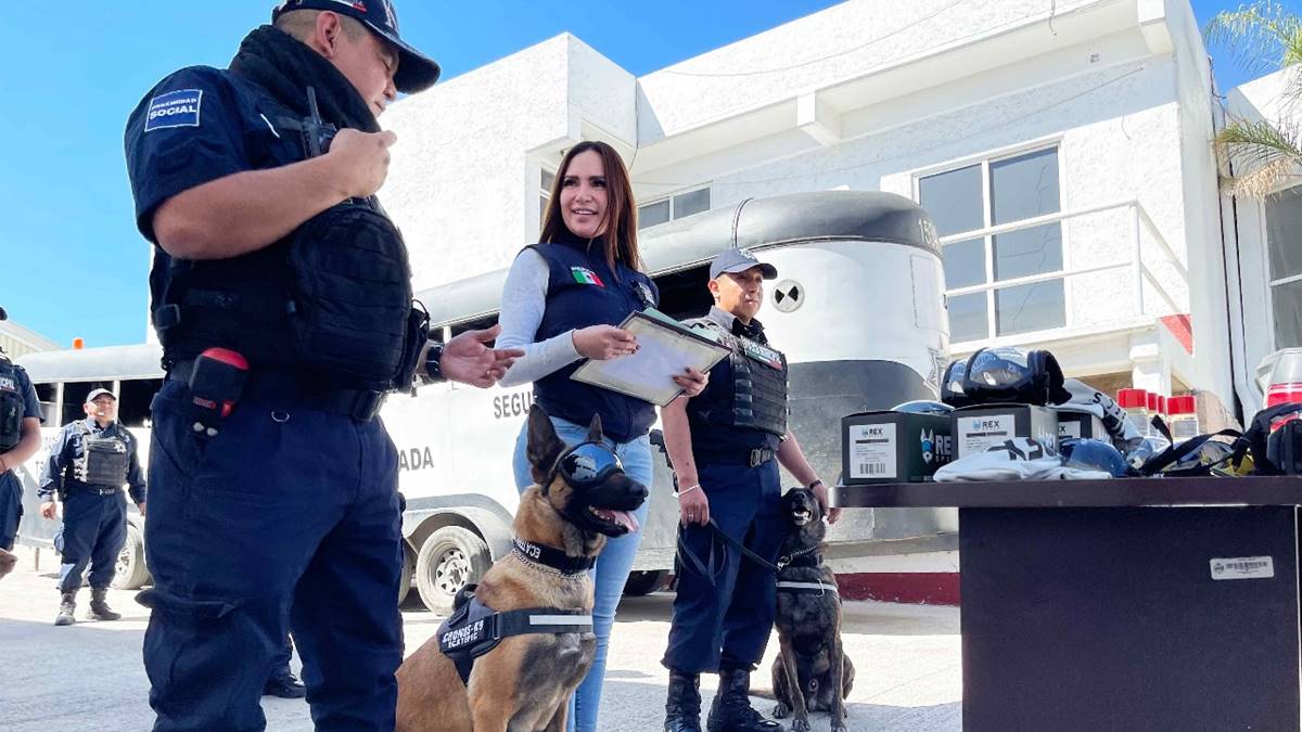 Ecatepec: Esmeralda Vallejo entrega equipo a la Unidad Canina de la policía