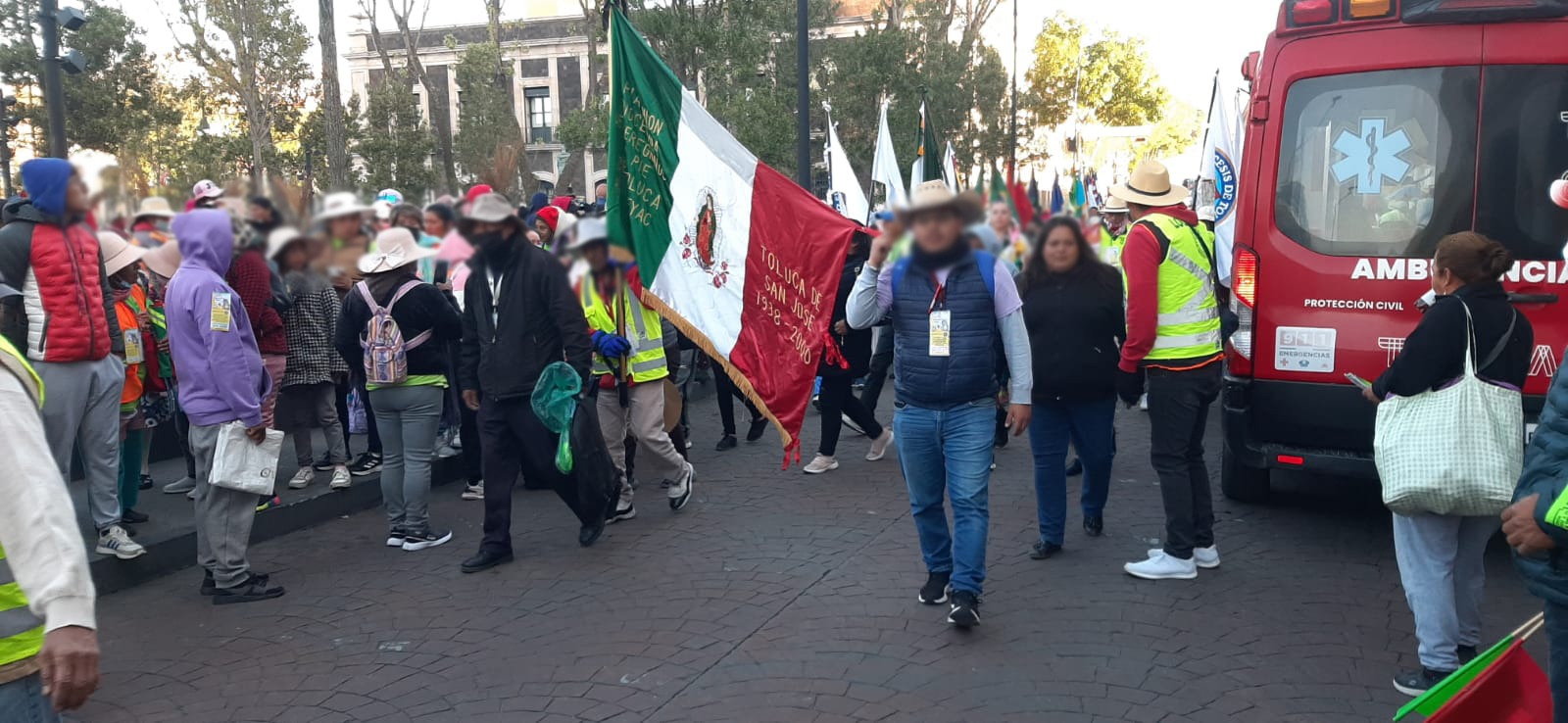 Elementos de Seguridad acompañan a peregrinos en su camino a la Basílica de Guadalupe