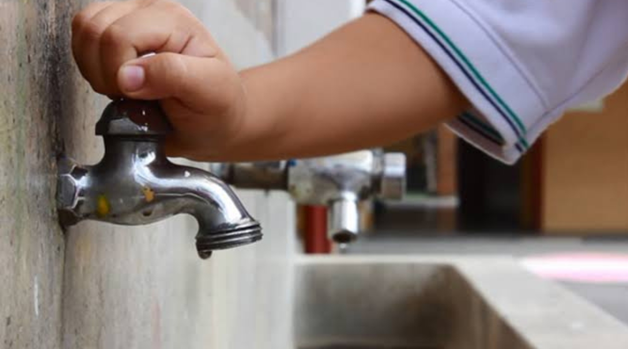 Padres de Familia del Edomex, señalan escasez de agua en 2 mil escuelas