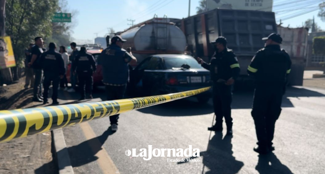 Texcoco-Lechería: Conductor de pipa sufre infarto, provocando choque múltiple