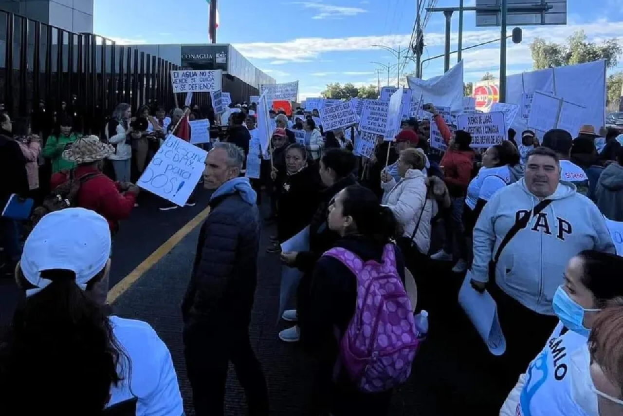 Foto de habitantes de Valle de Bravo, quienes protestan frente a Conagua.