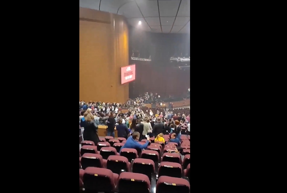 Video: Reportan tiroteo en sala de conciertos en Moscú; hay 40 muertos