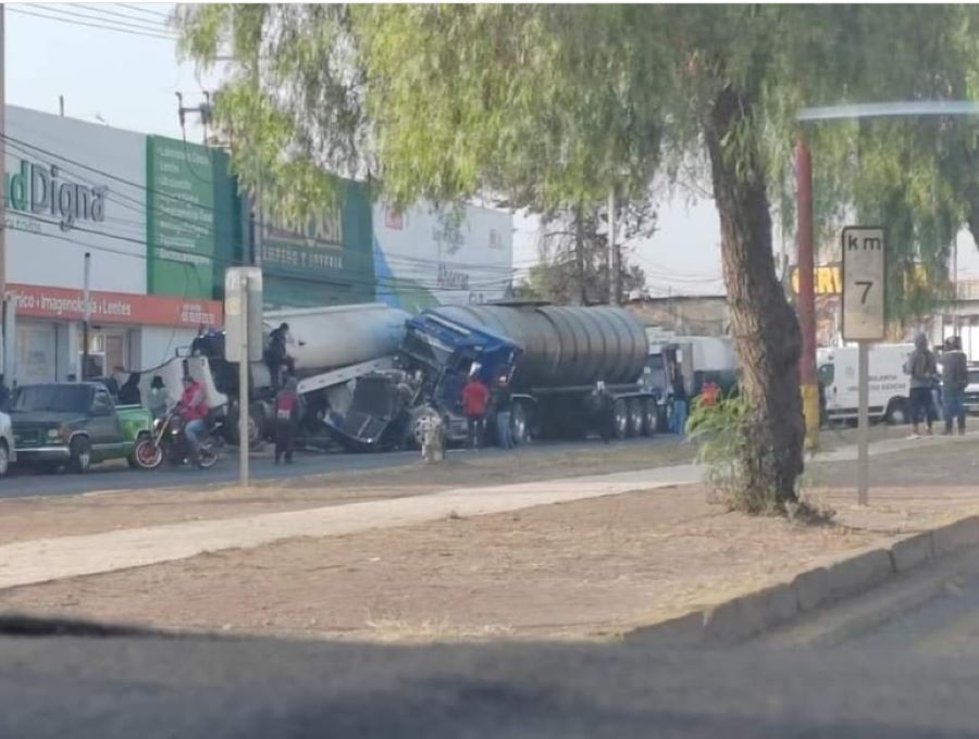 Chocan dos tráileres en la carretera federal México-Texcoco