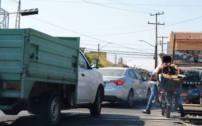 Contaminación de coches impacta en el envejecimiento