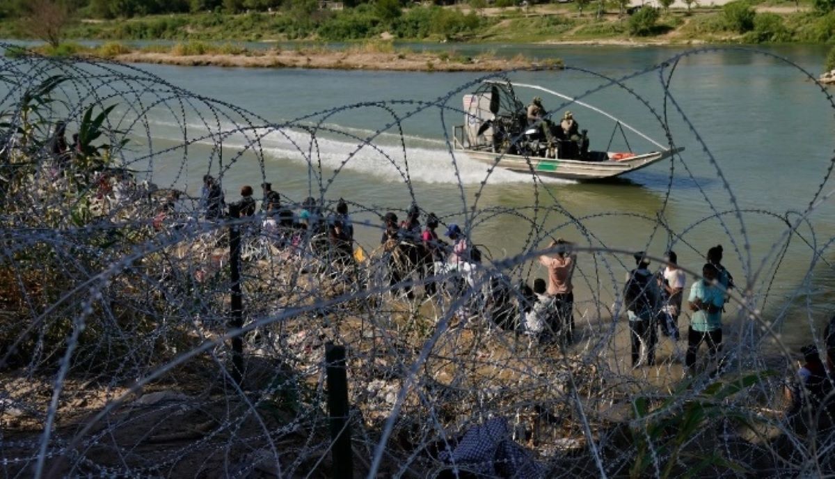 Migrantes derriban malla ciclónica para cruzar masivamente a EU