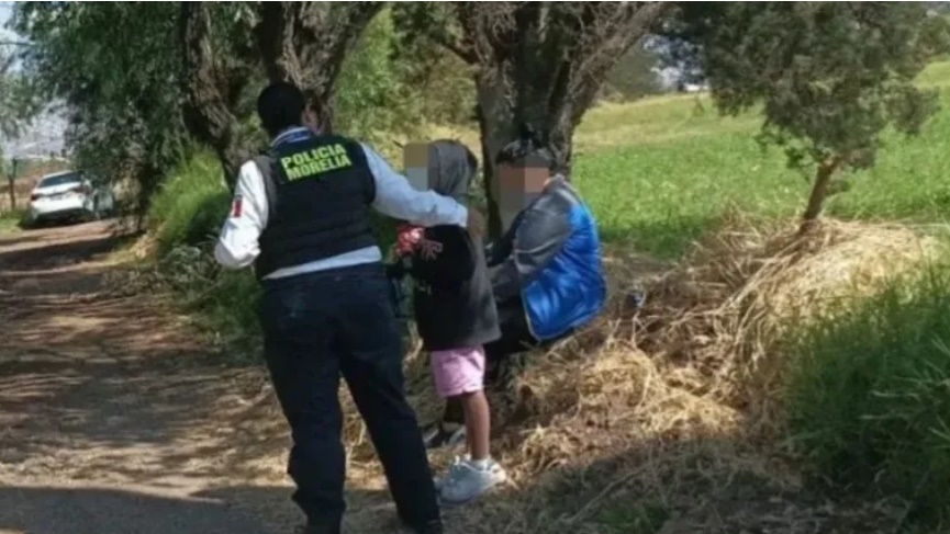 Mujer venda los ojos de su hija como “juego” y la abandona