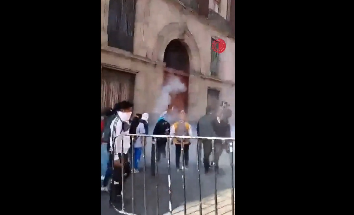 Última Hora: Presuntos normalistas tratan de entrar a la fuerza a Palacio Nacional; derriban puerta