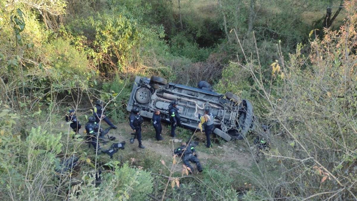 Texcaltitlán: Volcadura de unidad de policía estatal deja un muerto y tres heridos