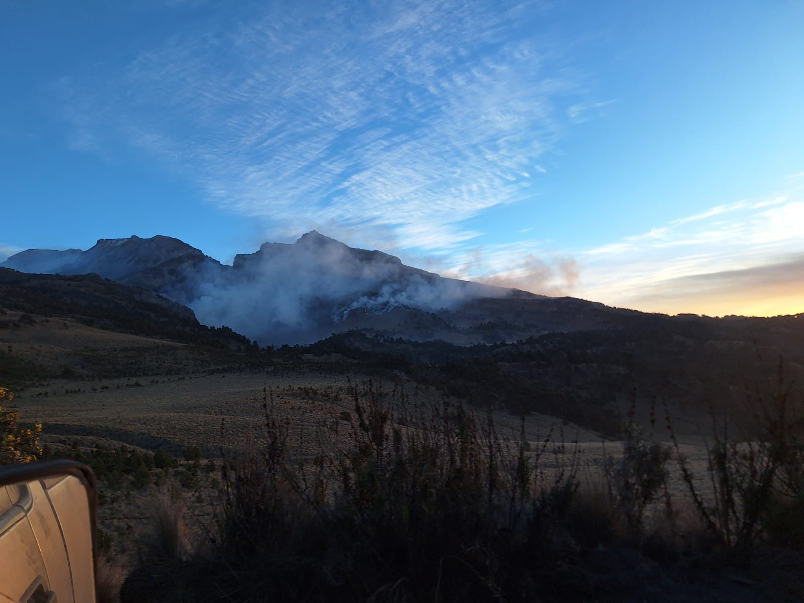 Autoridades combaten incendios forestales en Texcoco y Amecameca