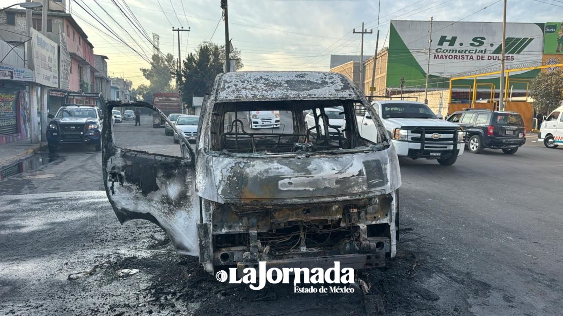 Ecatepec: Bomberos sofocan llamas que consumieron una unidad de transporte público