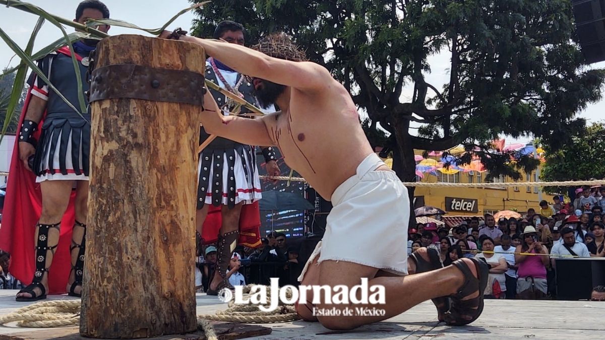 Crónica: “Jesús” caminó por las calles de Metepec entre cientos de fieles