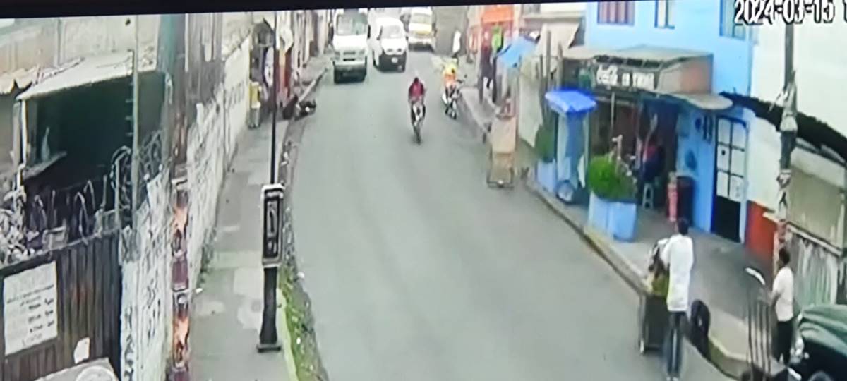 Naucalpan: Choca motociclista contra un puesto de comida; un muerto (Video)