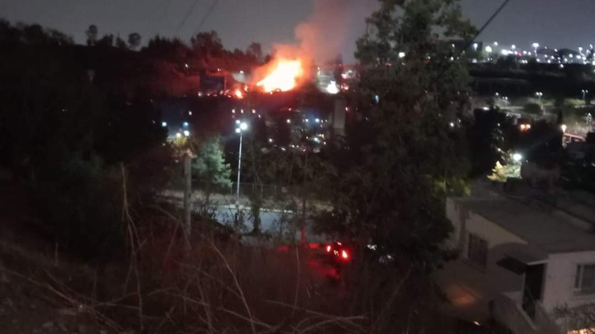 Se registra un incendio en la zona Esmeralda Atizapán