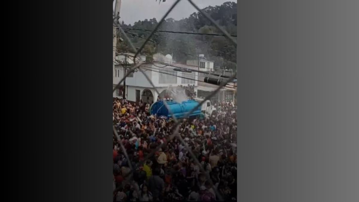 Tlalmanalco: vecinos se mojaron hasta con pipa de agua en sábado de gloria