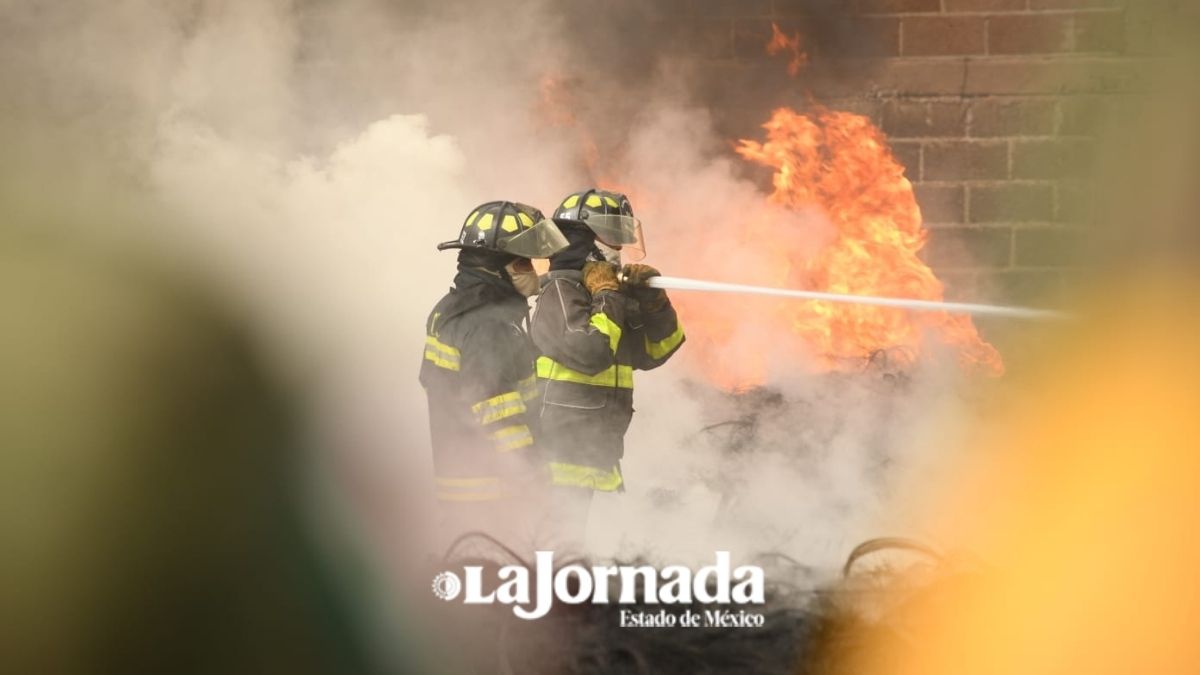 Toluca: Incendio en bodega de llantas en San Andrés Cuexcontitlán