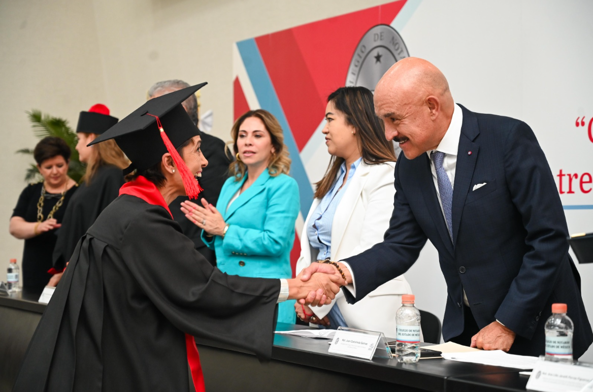 Egresan alumnos del Instituto de Estudios Notariales