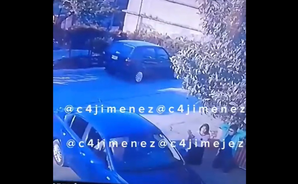 VIDEO: Encañonan, hincan y roban auto a papá e hija en Naucalpan