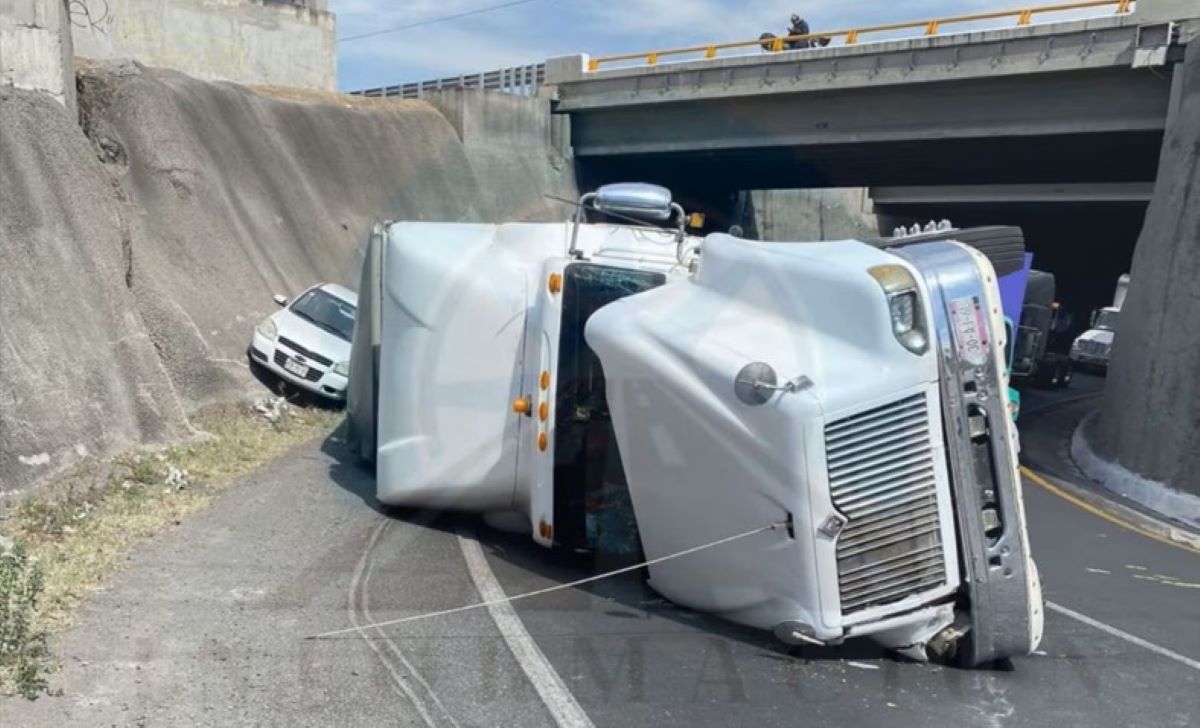 Tráiler vuelca en Circuito Exterior Mexiquense cerca del AIFA