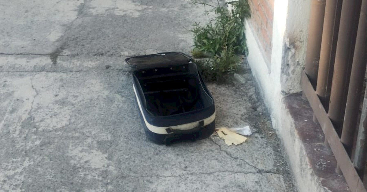 Abandonan a niño de 2 años en maleta en calles de Puebla.