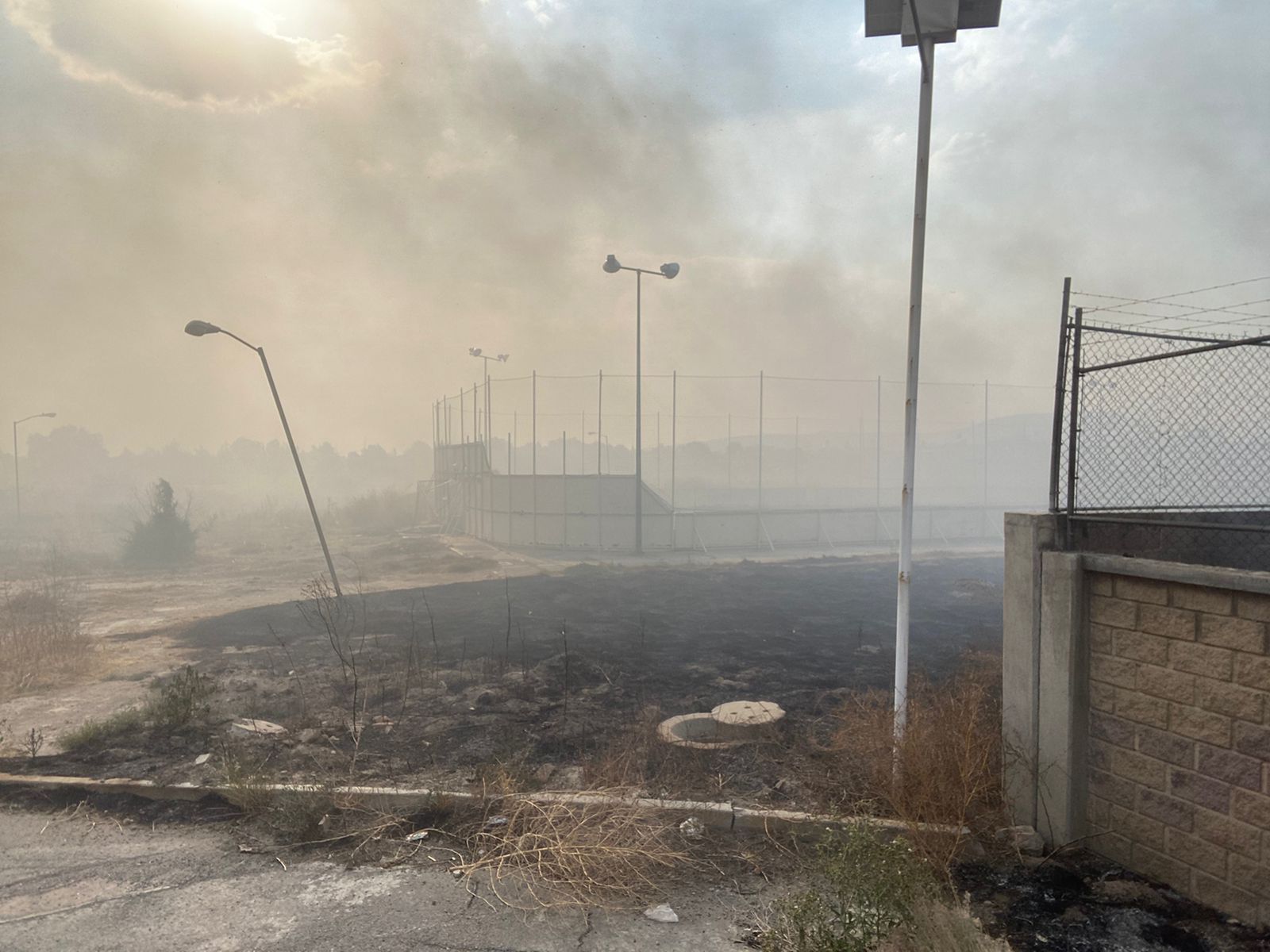 UAEM: Desalojan a 3 mil alumnos de la UAEM por incendio de pastizal