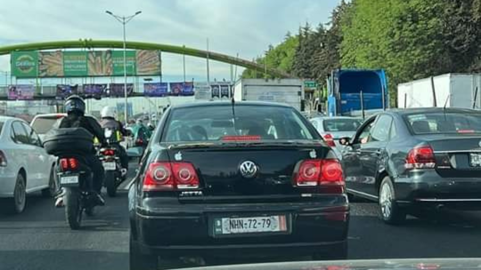 Bloquean periférico a la altura del Parque Naucalli por la desaparición de una persona