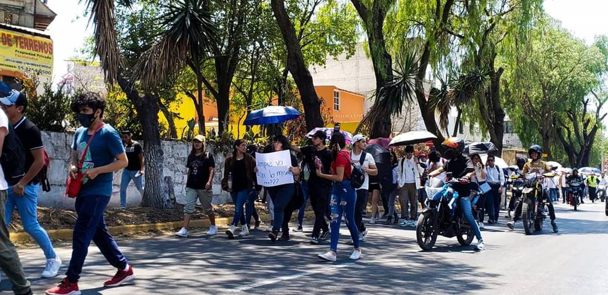 Estudiantes del Tecnológico de Cuautitlán Izcalli marchan sobre avenida Constitución