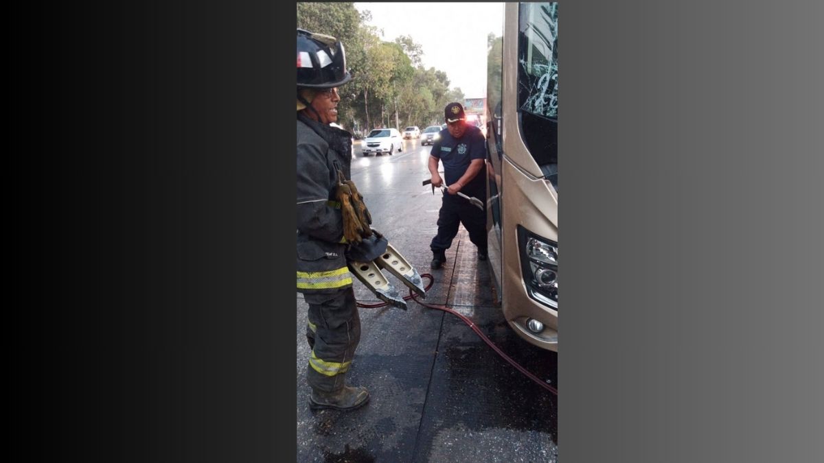 Tlalnepantla: Chofer de autobús queda prensado al chocar contra tráiler