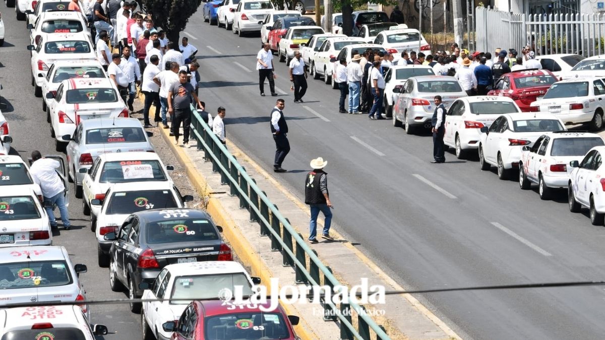 Toluca: Taxistas regresan a las calles, bloquean Tollocan a la altura de la terminal