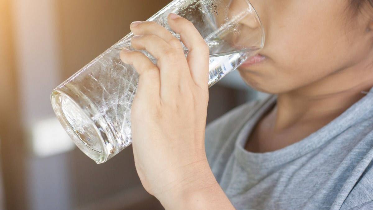 ¿Dos litros de agua al día? ISSEMYM aclara si eso es correcto