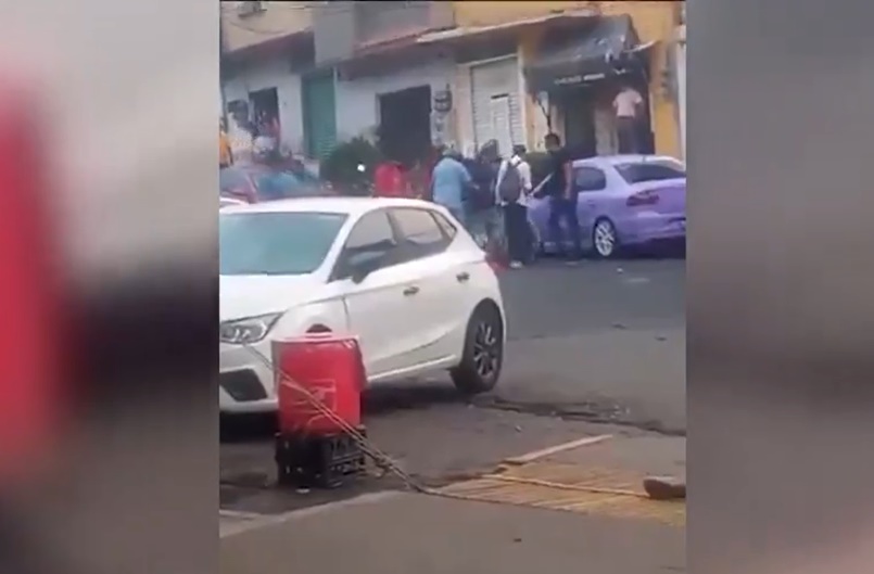 Tras los lamentables sucesos de ayer afuera del Colegio de Ciencias y Humanidades (CCH) en dicho municipio del Estado de México, diferentes materiales ya están circulando en redes sociales. Foto: Captura.