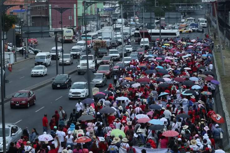 Bloqueo de la CNTE provoca caos a mexiquenses que vive en el oriente