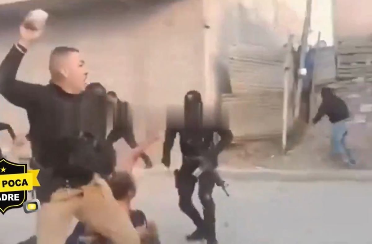 Sin embargo, la falta de protocolo policial quedó evidenciada en un video que se hizo viral en redes sociales, luego de que los oficiales, arremetieran contra las personas como si fueran pandilleros. Foto: Captura.