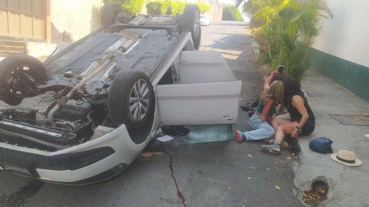 Mujeres se toman selfie tras volcar su auto en calles