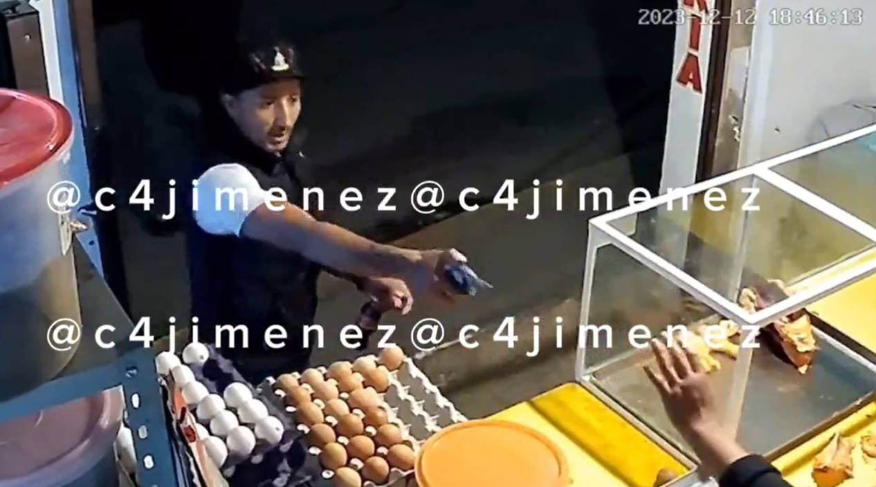 Y es que el material que se está haciendo viral en redes sociales, se observa a un exconvicto atracar a la persona a cargo de un comercio en donde se vende pollo y huevos frescos. Foto: Captura.