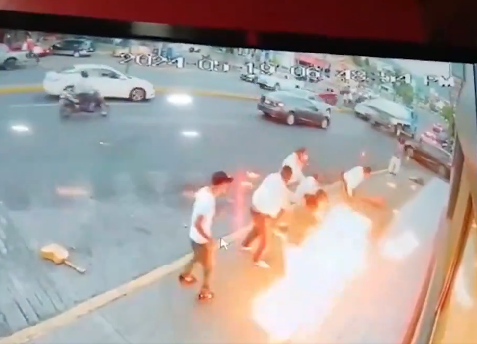 [FUERTE VIDEO] Tragafuegos incendia a grupo de mariachis que le echó montón en pelea