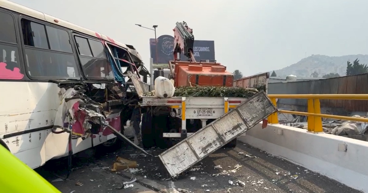 Choque entre autobús y grúa en la México-Pachuca deja un pasajero muerto