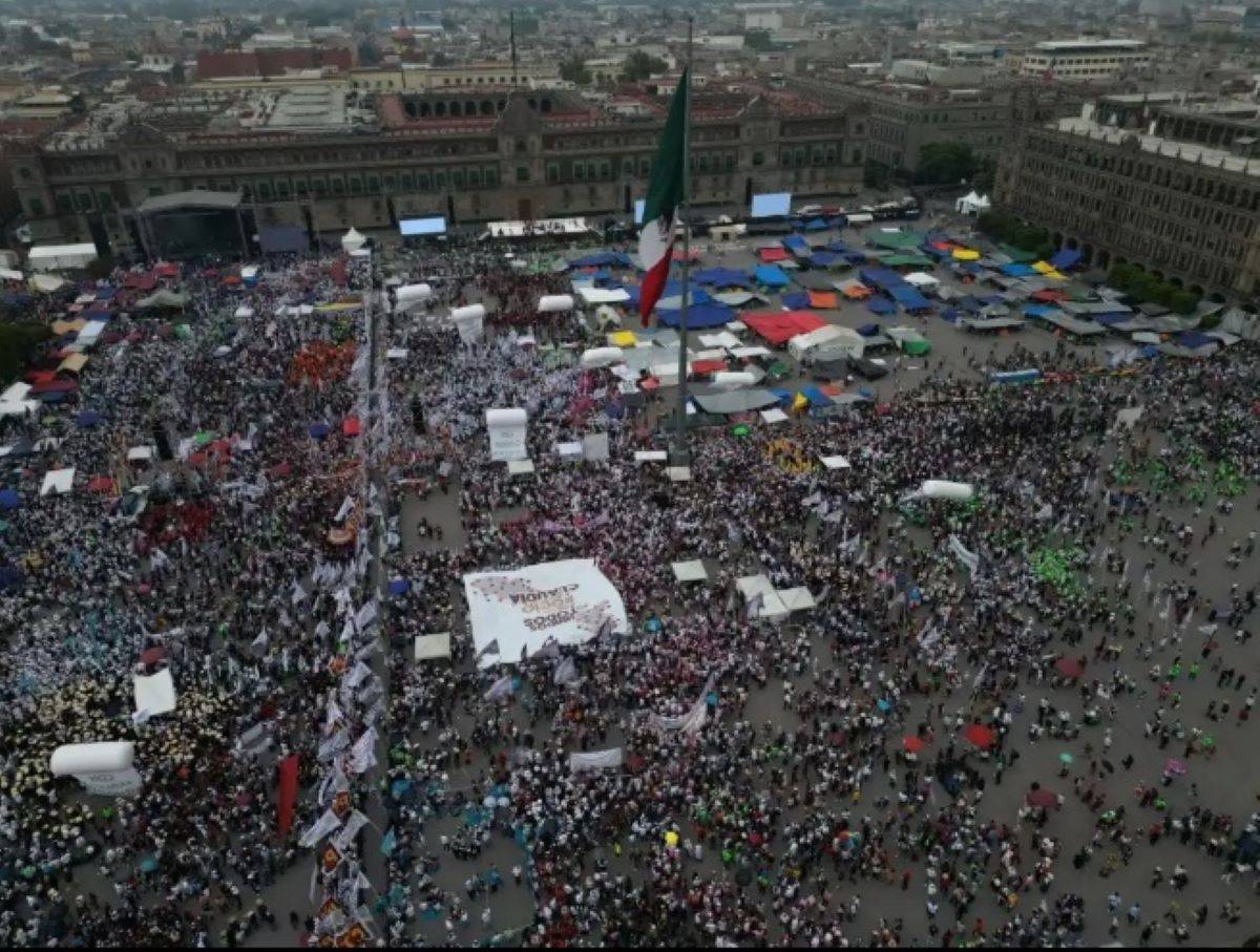 Seguidores de Sheinbaum abarrotan el Zócalo horas antes del cierre