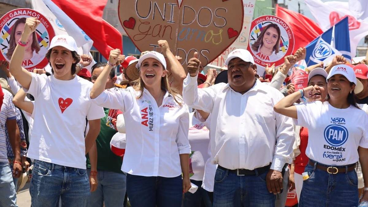 Arropan a Ana Muñiz en San Mateo Atenco