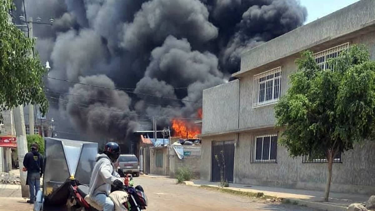 Chimalhuacán: Arde depósito de colchones usados