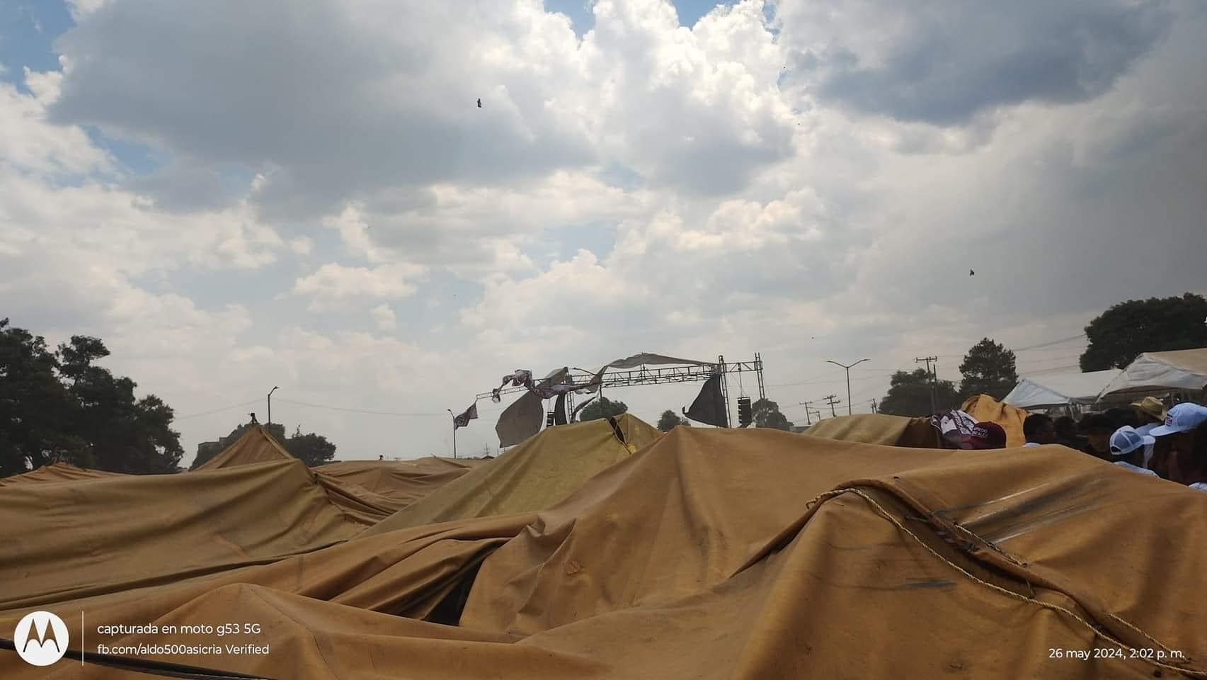 Video: Racha de fuertes vientos derriba lonas en Xonacatlán