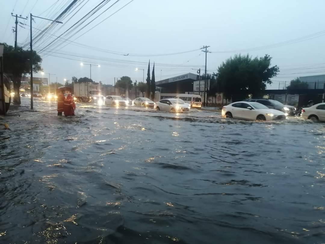 Congestionamiento vial en la vía López Portillo por la lluvia de la madrugada