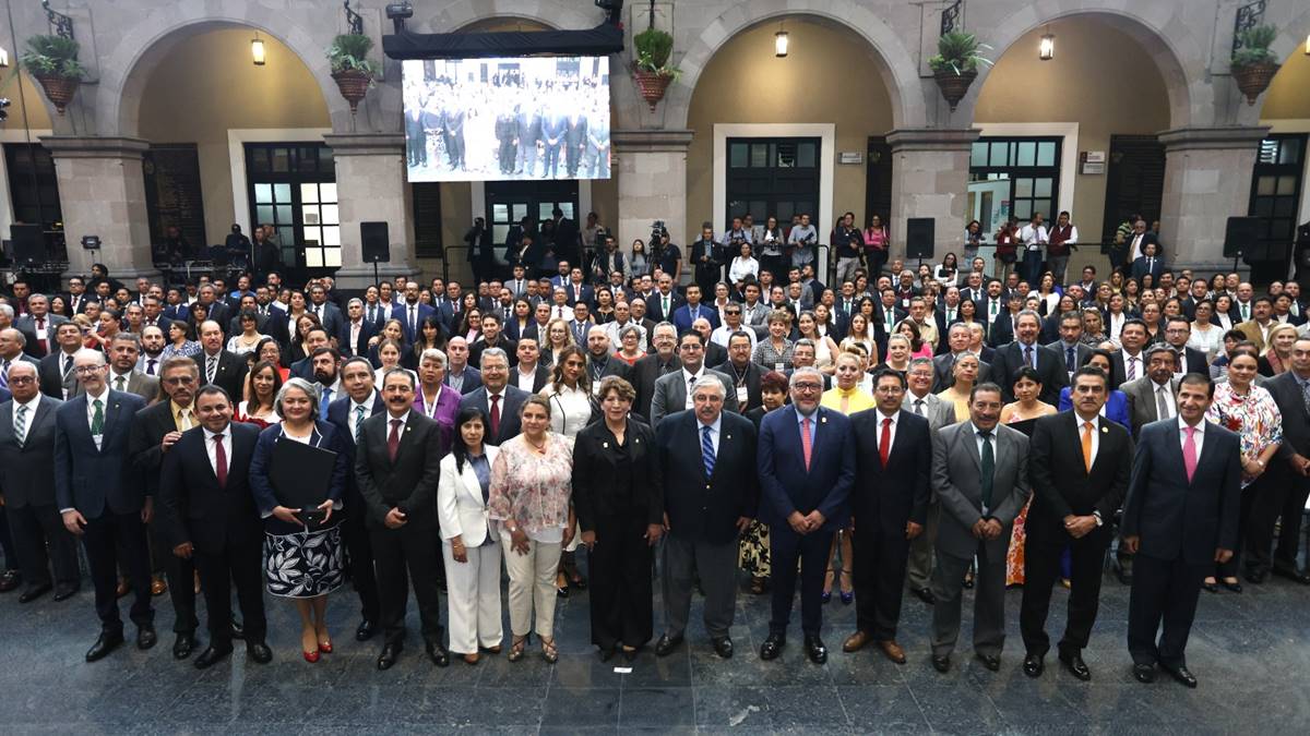 Delfina Gómez reconoce al magisterio, sin educación no hay transformación