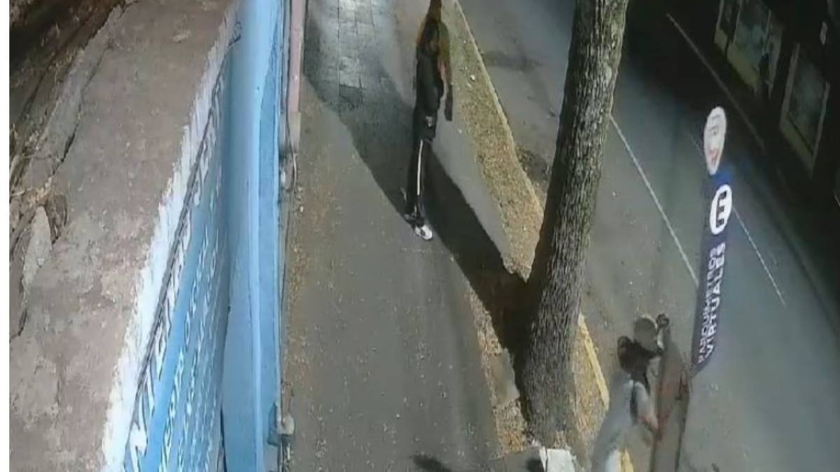 Video: Sujeto es captado por cámara mientras roba mampara