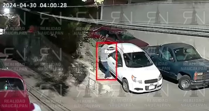 [VIDEO] ¡En segundos! Así es cómo ladrón abre un carro en Naucalpan