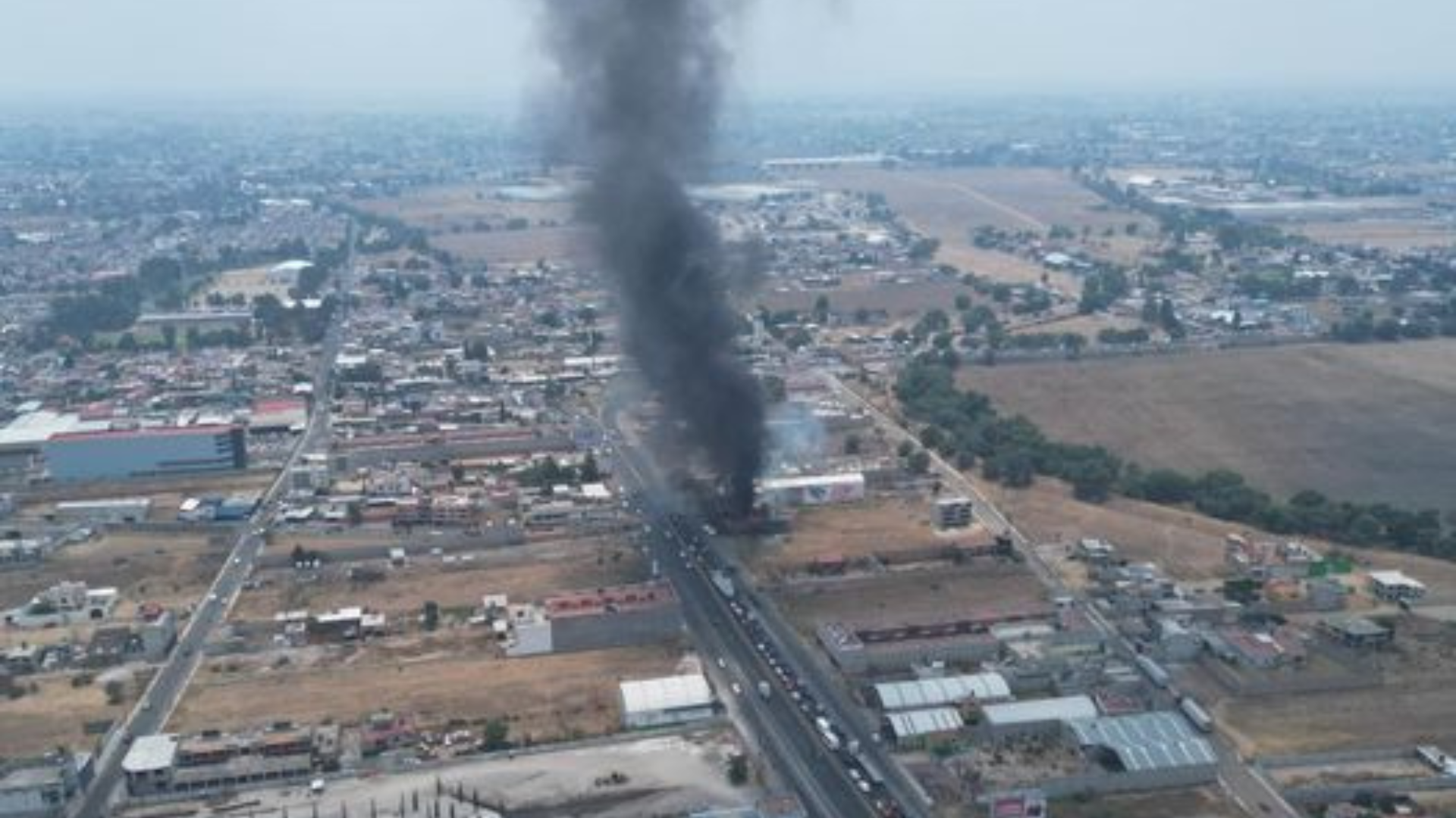 (VIDEO) Se registra fuerte incendio en un predio de Nezahualcóyotl